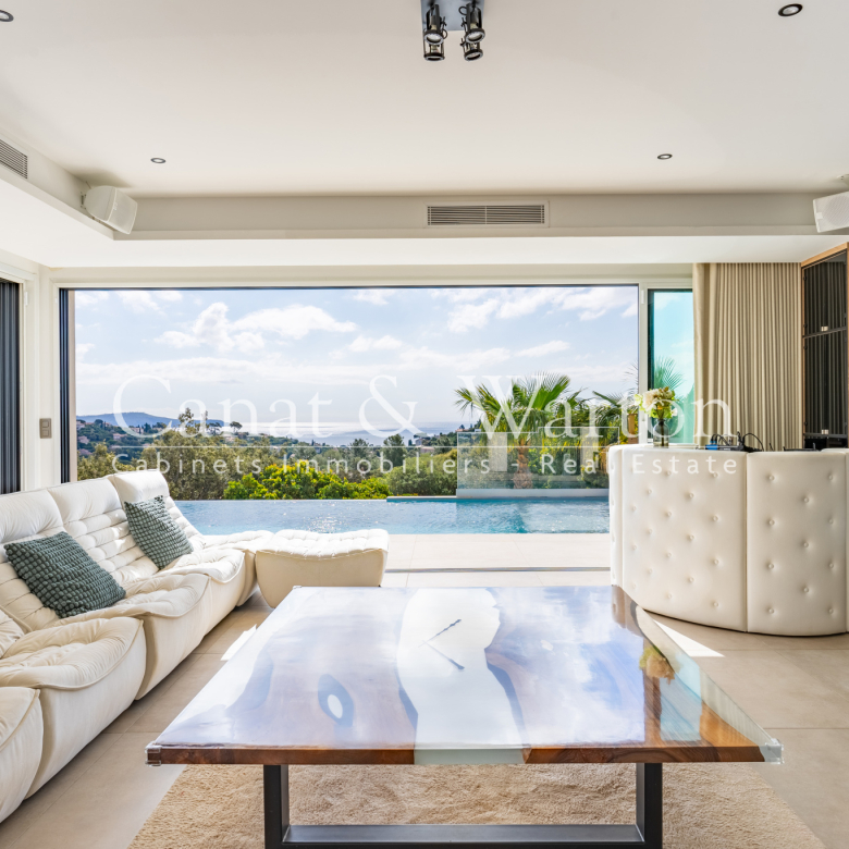 4-bedroom 'rooftop villa' in Cavalaire with sea view