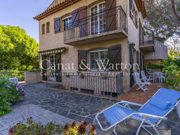 IN LA CROIX VALMER: LARGE VILLA BETWEEN BEACH &amp; VILLAGE