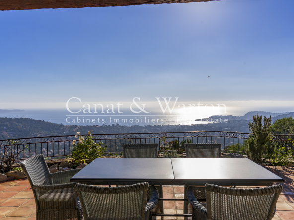 VILLA PROVENÇALE D’EXCEPTION À CAVALAIRE AVEC UNE VUE PANORA