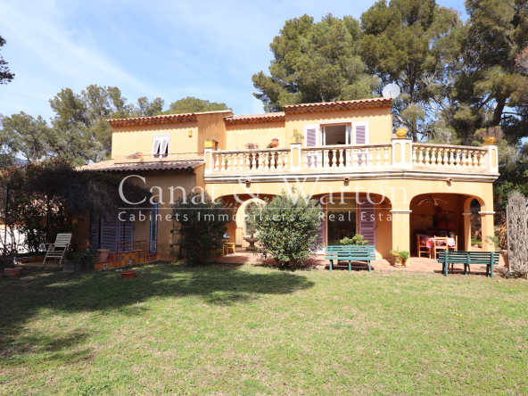 À QUELQUES PAS DES CALANQUES: VILLA À CAVALAIRE AVEC VUE MER