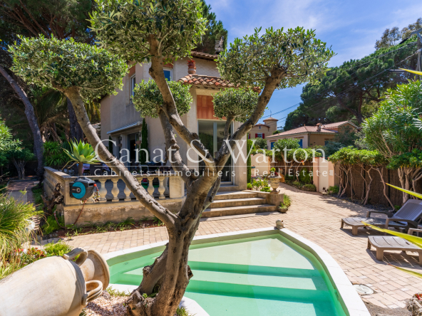 On the port of Cavalaire: renovated character villa with pi