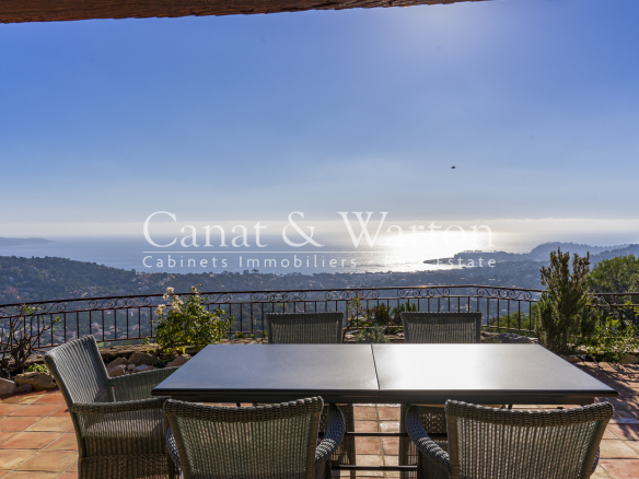 VILLA PROVENÇALE D’EXCEPTION À CAVALAIRE AVEC UNE VUE PANORA