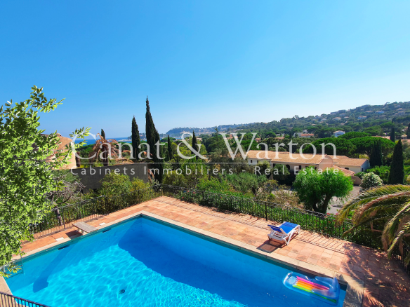 Domaine sought after by Cavalaire: Character villa with a view