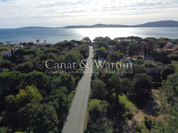Grimaud, 200 meters from the sea: building land with pure pc