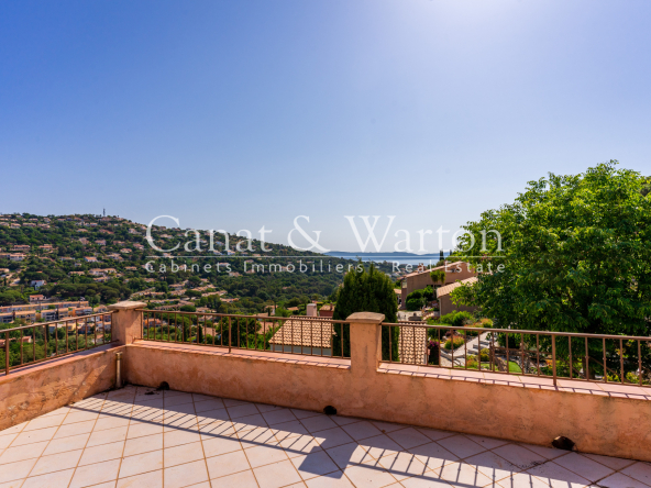 VILLA À CAVALAIRE AVEC VUE MER & PISCINE