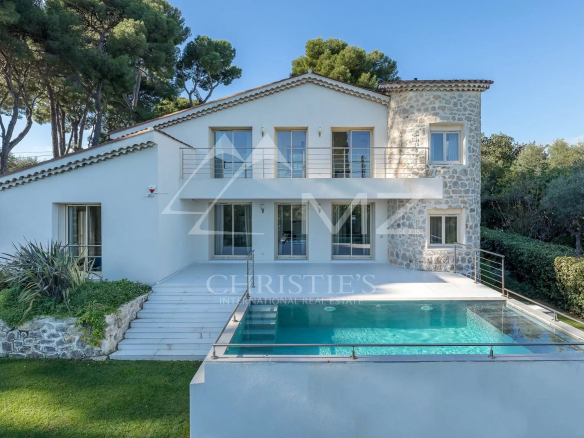 Charming property, sea view and close to the beaches of La Garoupe