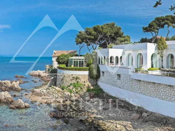 Cap d’Antibes – Unique villa pieds dans l’eau