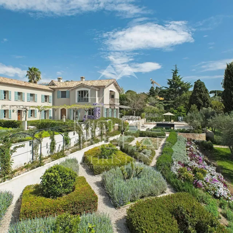 Cap d’Antibes – Unique villa pieds dans l’eau