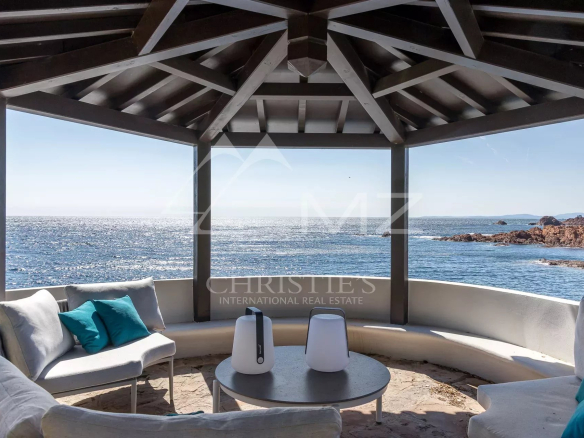Proche Cannes – Villa pieds dans l’eau
