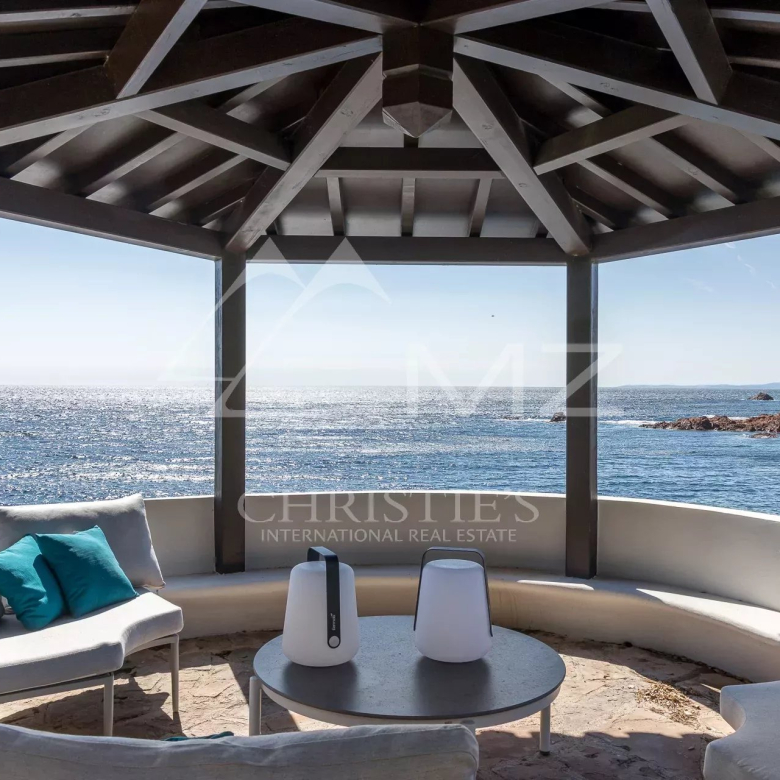 Proche Cannes – Villa pieds dans l’eau
