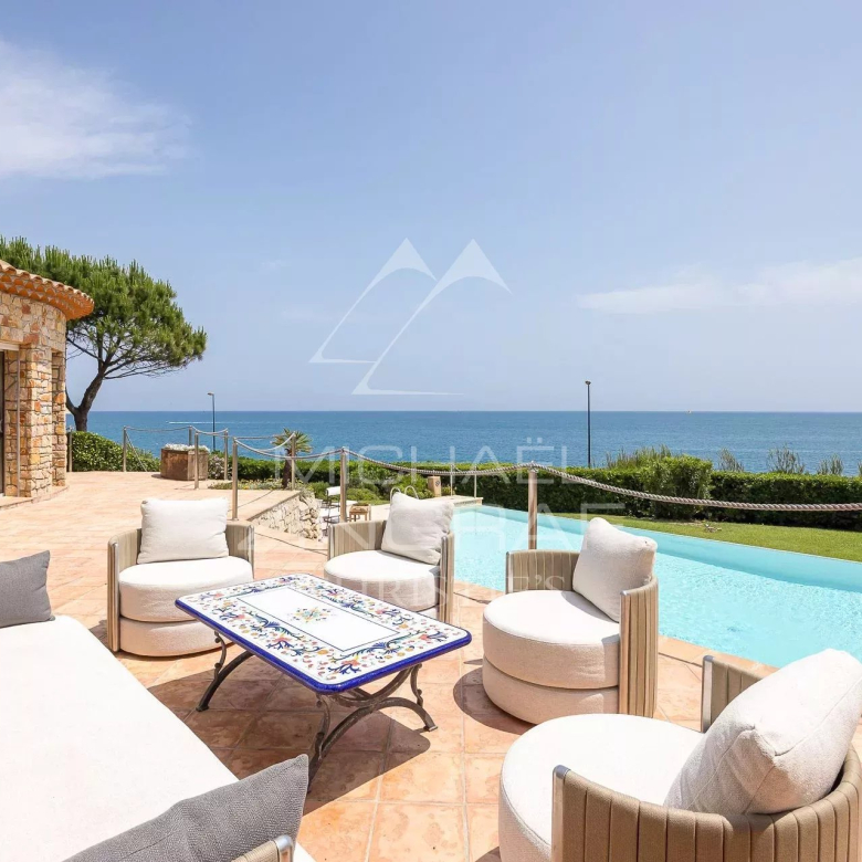 Contemporary Provençal villa for sale – near Cassis – Vineyard and hill views