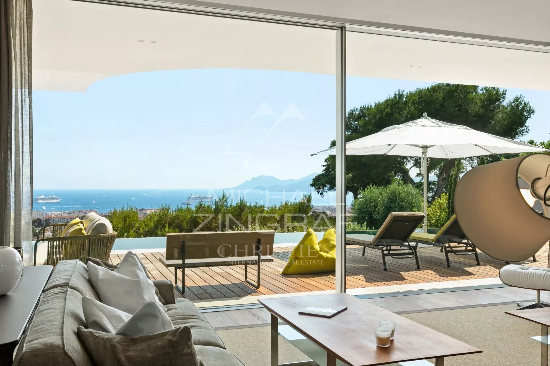 Villa moderne à Cannes Intérieur d'une villa moderne à Cannes avec vue sur la mer et accès à une terrasse.