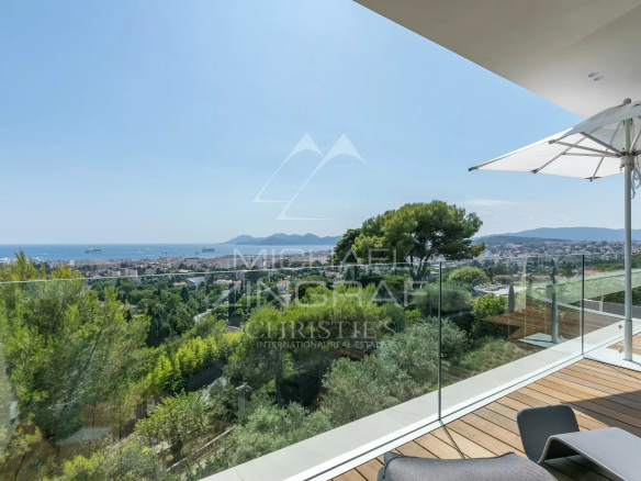 Vue panoramique sur la mer depuis une terrasse d'une villa moderne à Cannes.