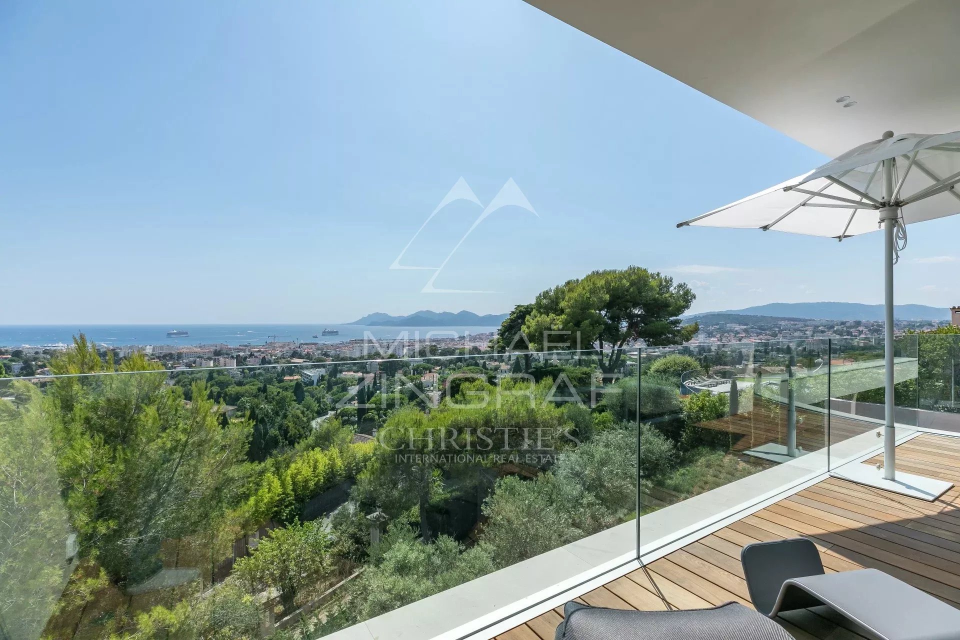Villa moderne à Cannes Vue panoramique sur la mer depuis une terrasse d'une villa moderne à Cannes.