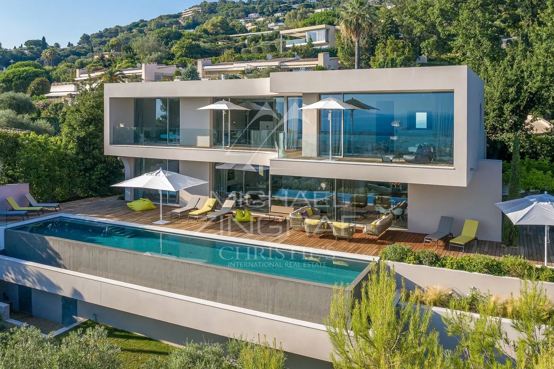 Superbe villa neuve à Cannes Villa moderne avec piscine à Cannes, entourée de verdure, vue dégagée.
