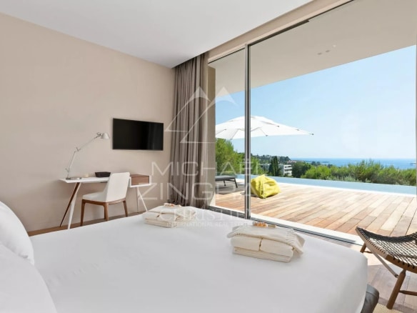 Chambre d'une villa moderne à Cannes avec vue sur la mer.