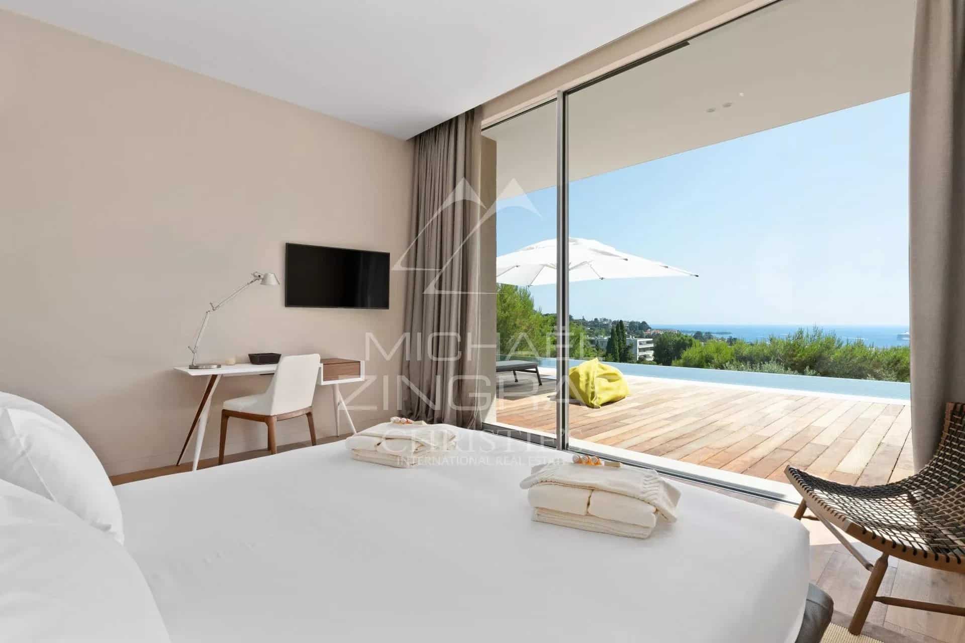 Chambre de villa à Cannes Chambre d'une villa moderne à Cannes avec vue sur la mer.
