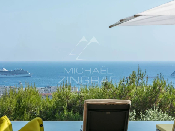Vue sur la mer depuis une villa à Cannes avec des bateaux en arrière-plan.