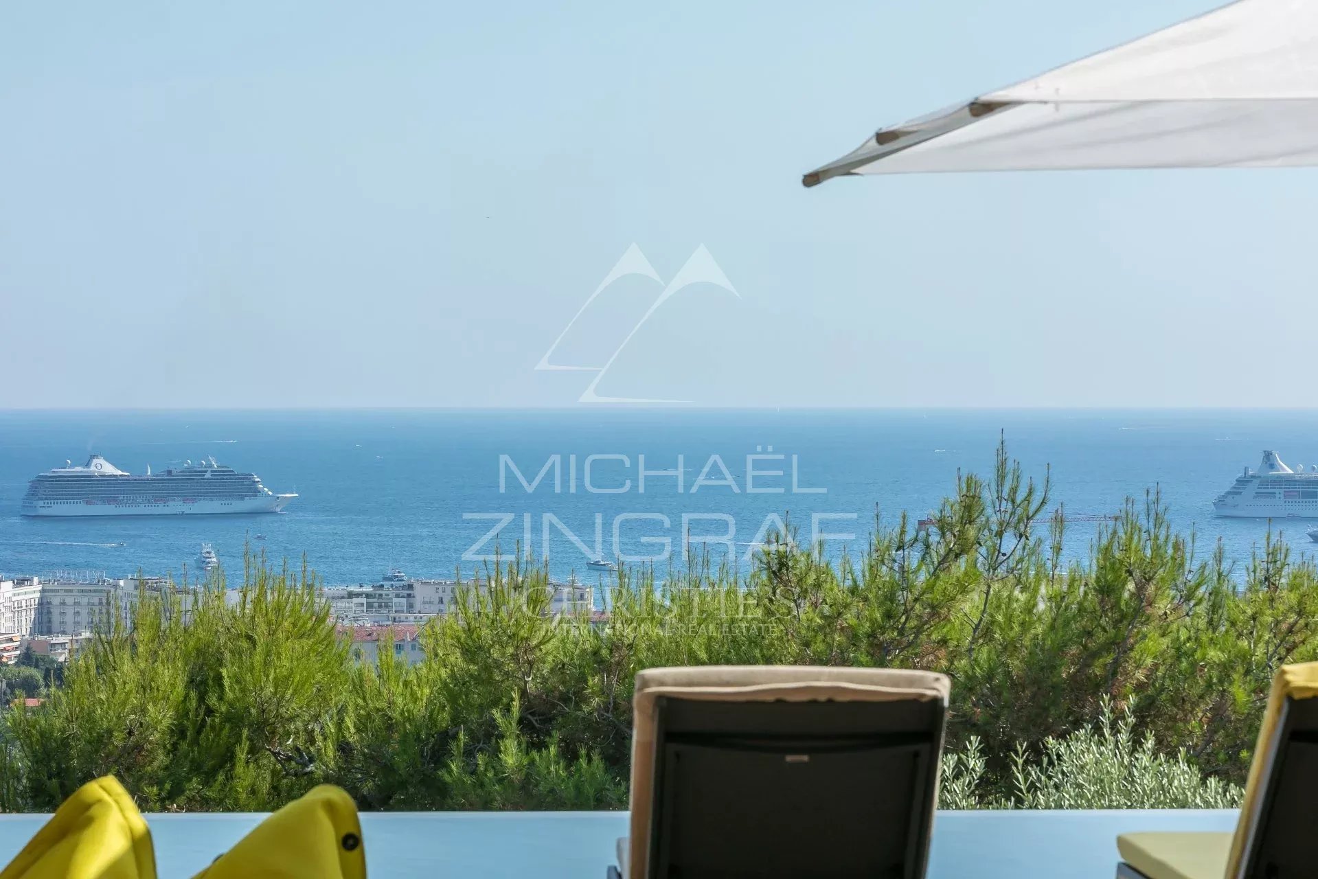 Vue depuis une villa à Cannes Vue sur la mer depuis une villa à Cannes avec des bateaux en arrière-plan.