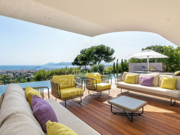 Terrasse d'une villa moderne avec vue sur la mer à Cannes, mobilier contemporain et espace détente.