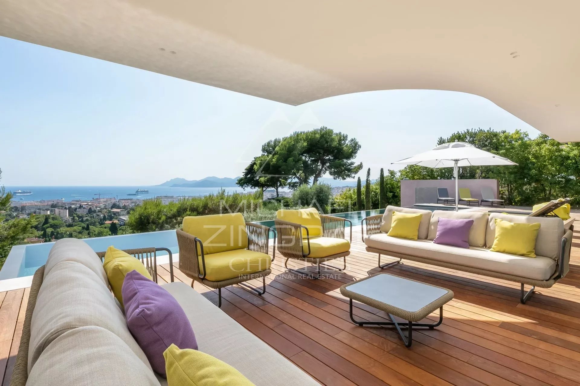 Terrasse de villa à Cannes Terrasse d'une villa moderne avec vue sur la mer à Cannes, mobilier contemporain et espace détente.