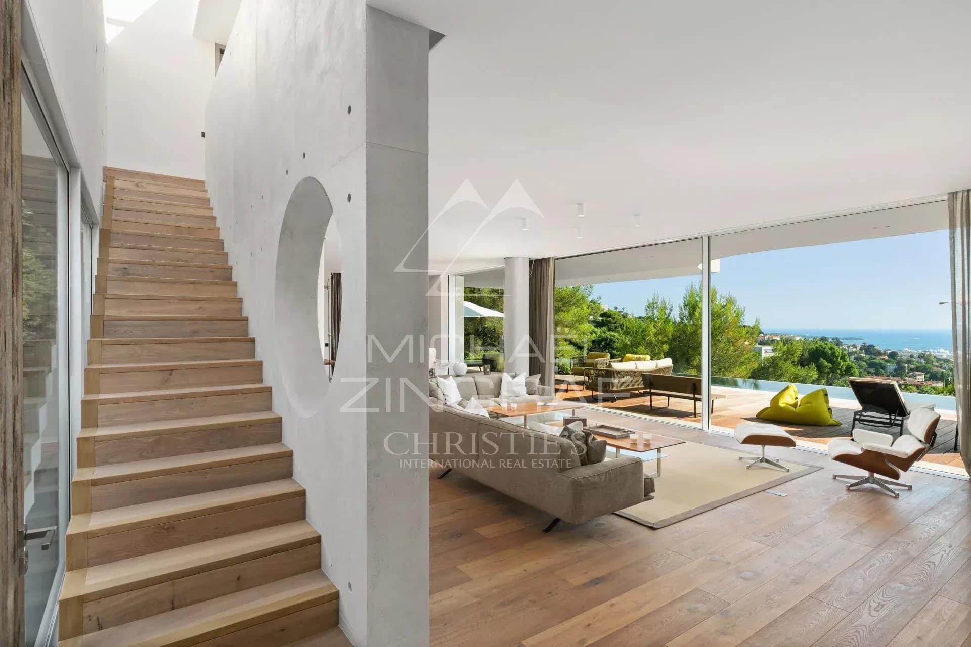 Intérieur d’une villa à Cannes Intérieur d'une villa moderne à Cannes avec escalier en bois et salon lumineux.