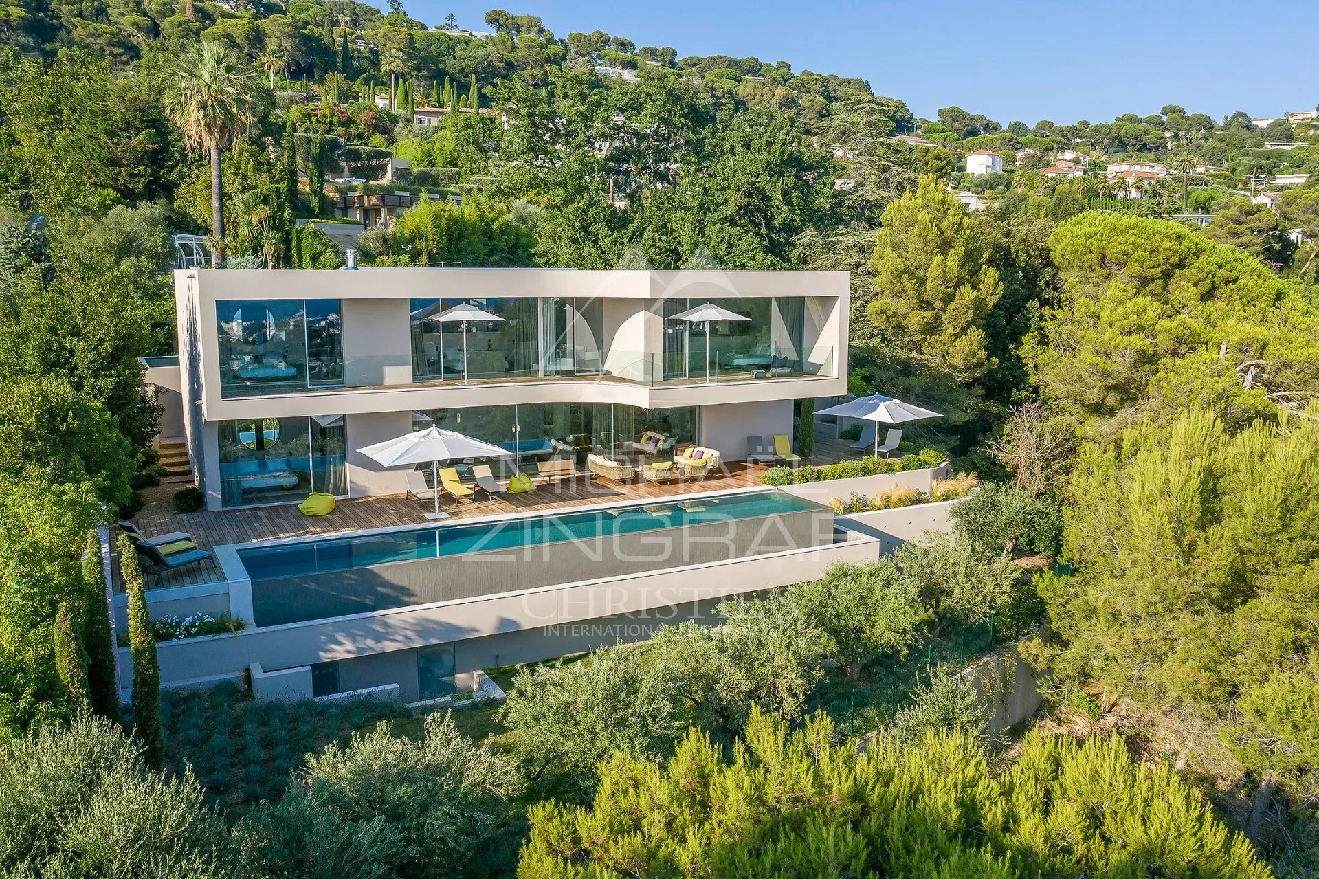 Superbe villa neuve à Cannes Villa moderne avec piscine et jardins à Cannes, entourée de verdure.