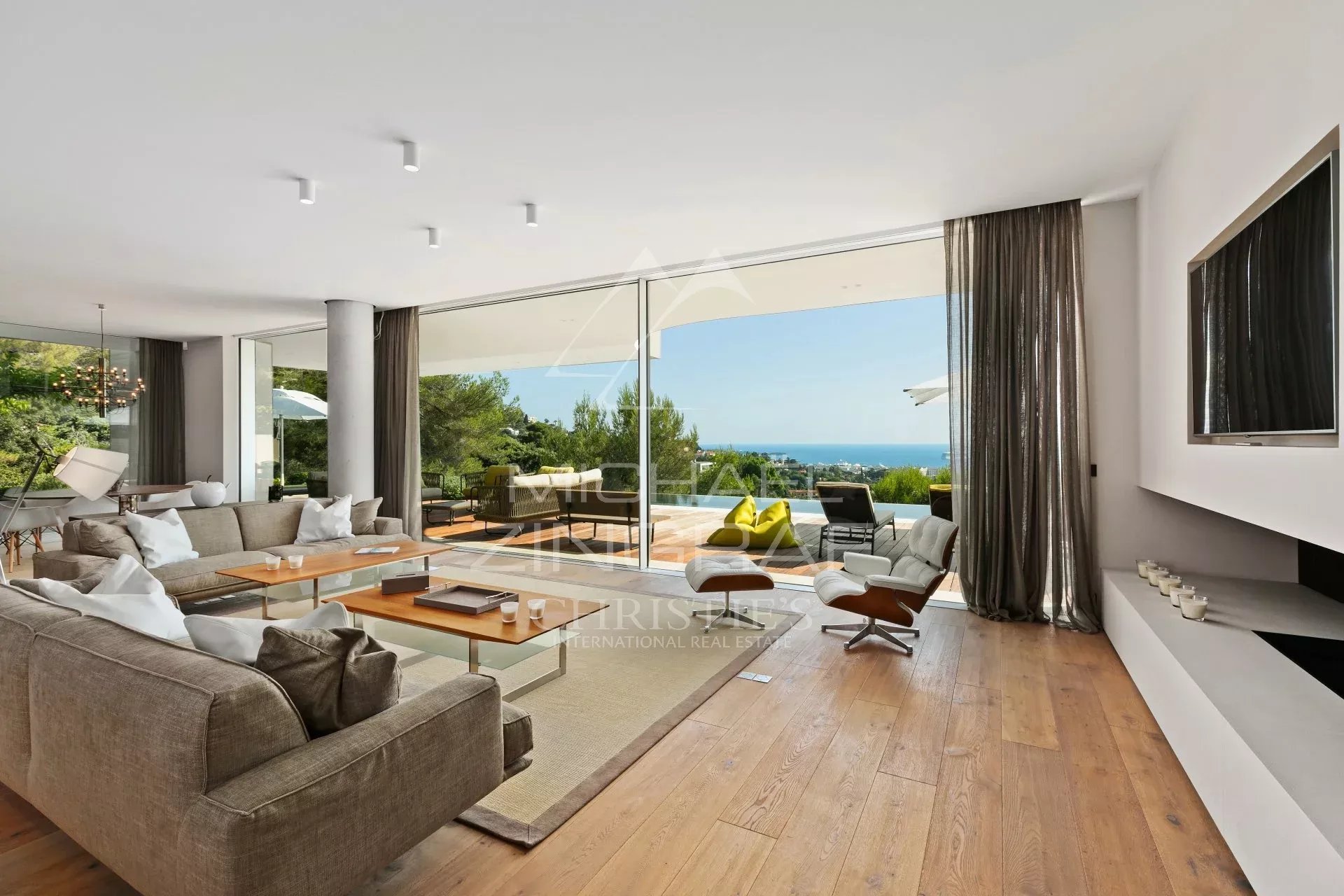 Intérieur d’une villa à Cannes Intérieur moderne d'une villa à Cannes avec salon lumineux et vue sur la mer.