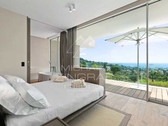 Chambre moderne avec vue sur la mer à Cannes, ouverte sur une terrasse.
