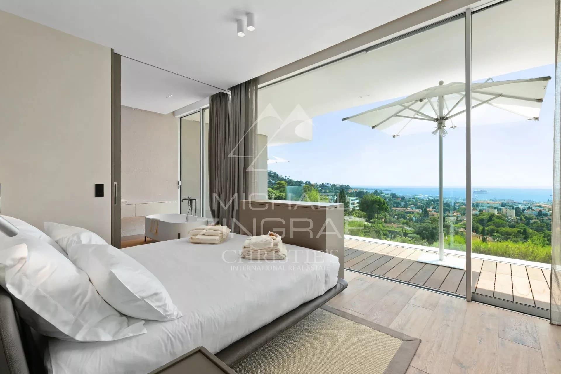 Chambre avec vue à Cannes Chambre moderne avec vue sur la mer à Cannes, ouverte sur une terrasse.