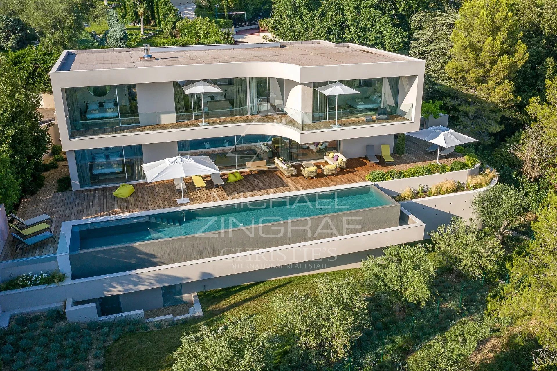 Superbe villa neuve à Cannes Villa moderne avec piscine et terrasse à Cannes, entourée de verdure.