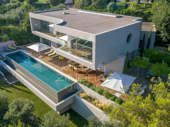 Villa moderne avec piscine et terrasse à Cannes, vue aérienne.