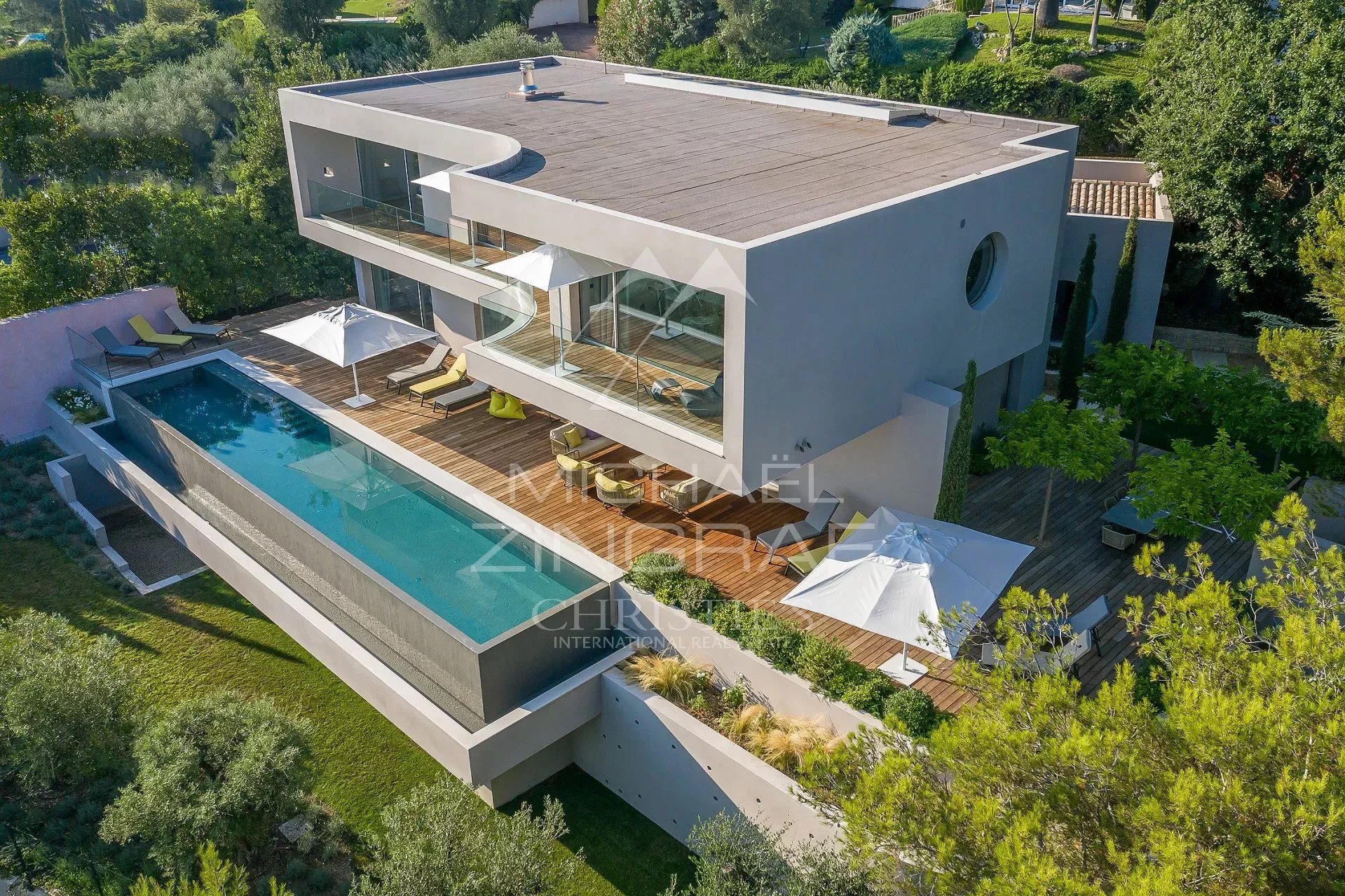 Villa moderne à Cannes Villa moderne avec piscine et terrasse à Cannes, vue aérienne.
