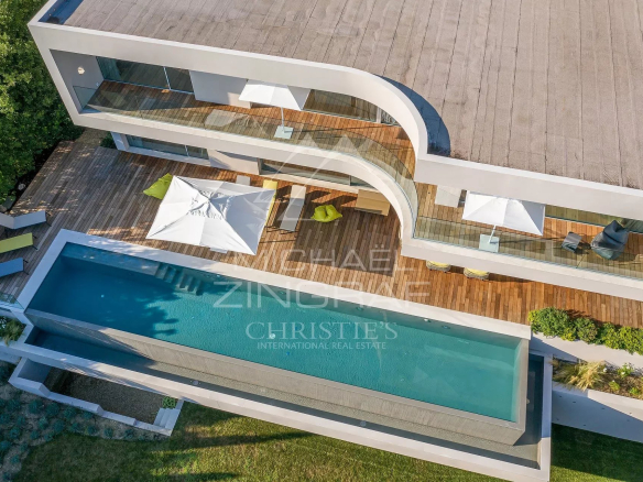 Vue aérienne d'une villa moderne avec piscine à Cannes, France.