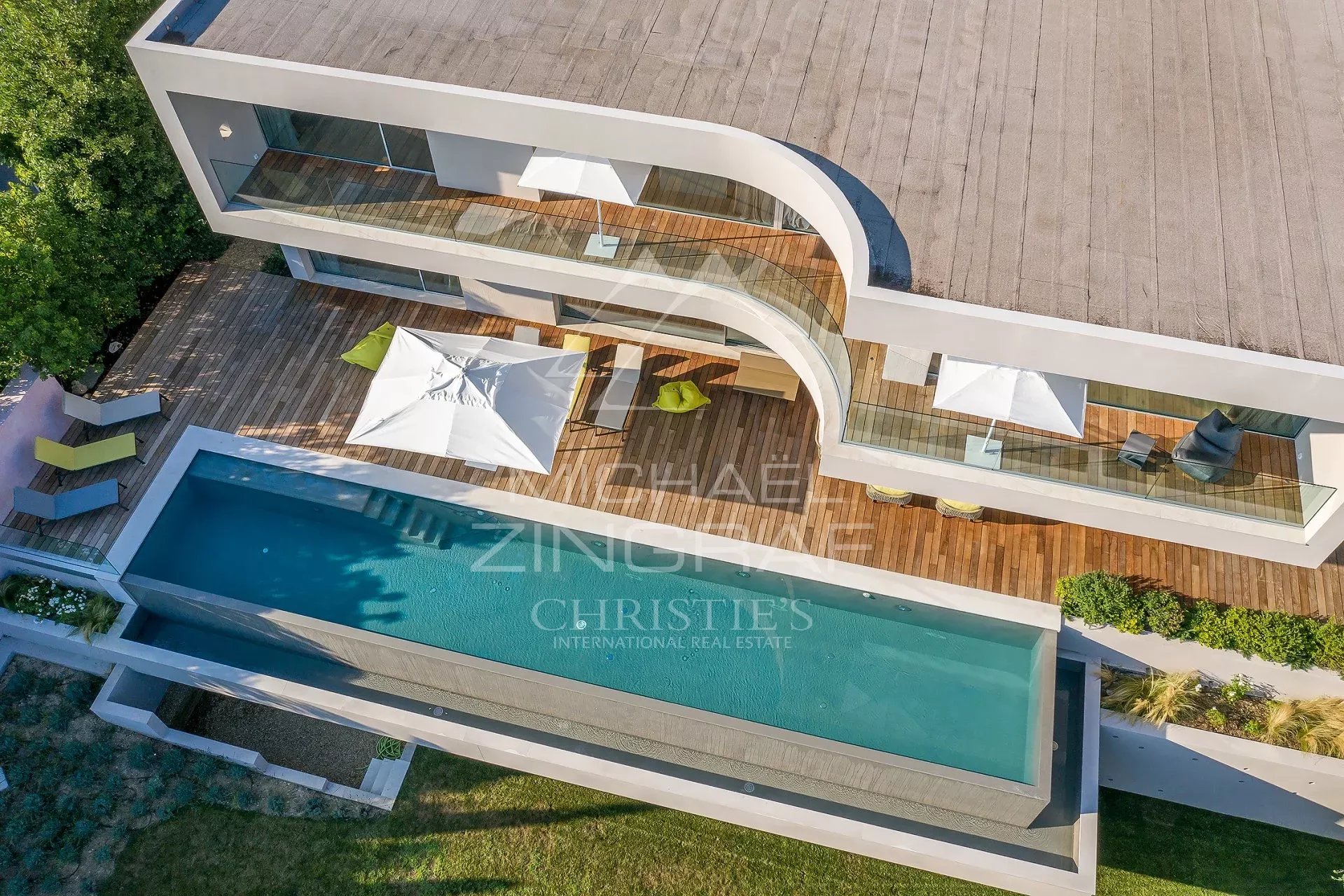 Villa moderne à Cannes Vue aérienne d'une villa moderne avec piscine à Cannes, France.