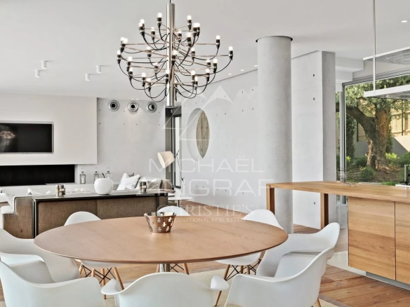 Intérieur d'une villa moderne à Cannes avec salle à manger et cuisine ouverte.