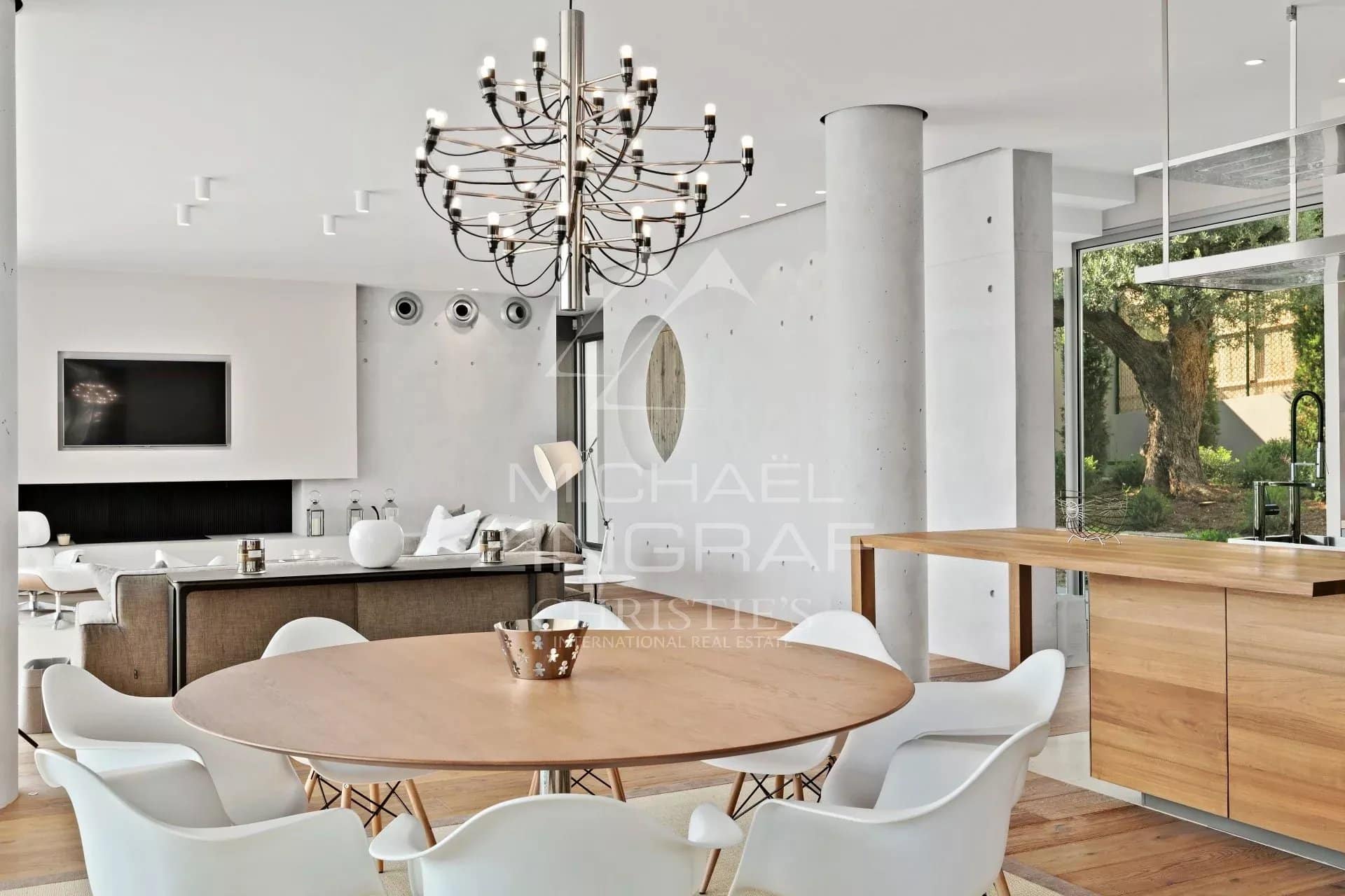 Intérieur d’une villa moderne à Cannes Intérieur d'une villa moderne à Cannes avec salle à manger et cuisine ouverte.