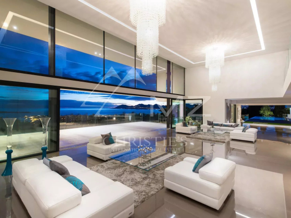 Intérieur d'une propriété contemporaine à Cannes avec vue sur la baie et les Iles de Lérins.