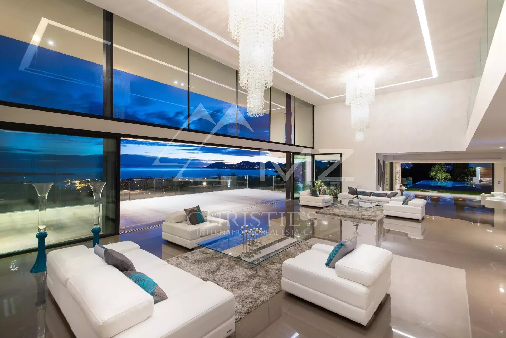 Propriété contemporaine à Cannes Intérieur d'une propriété contemporaine à Cannes avec vue sur la baie et les Iles de Lérins.
