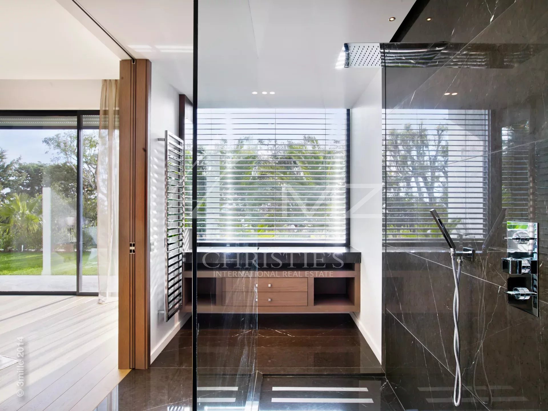 Salle de bain contemporaine à Cannes Salle de bain moderne avec douche et vue sur le jardin, propriété contemporaine à Cannes.