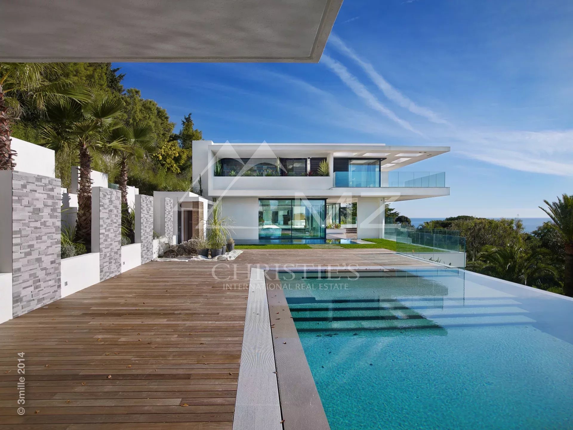 Propriété d’exception à Cannes Propriété contemporaine avec piscine à Cannes, vue sur la baie et les Iles de Lérins.