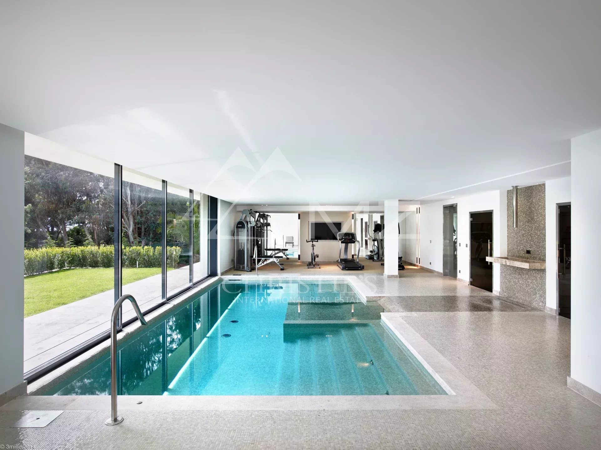 Propriété contemporaine à Cannes Intérieur d'une propriété contemporaine avec piscine intérieure et salle de sport à Cannes.