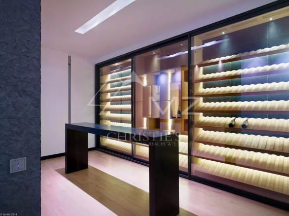 Cave à vin moderne avec étagères en bois et éclairage LED, dans une propriété contemporaine à Cannes.