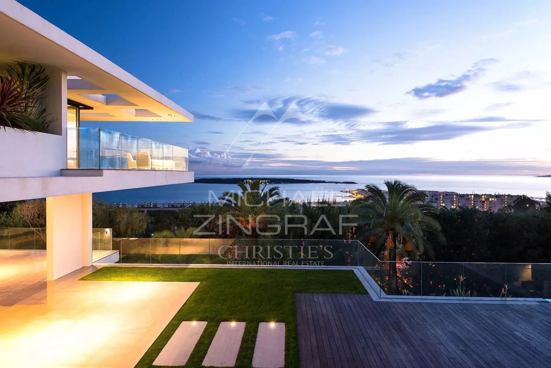 Propriété contemporaine à Cannes Vue d'une propriété contemporaine avec piscine et jardin à Cannes, surplombant la baie et les Iles de Lérins.