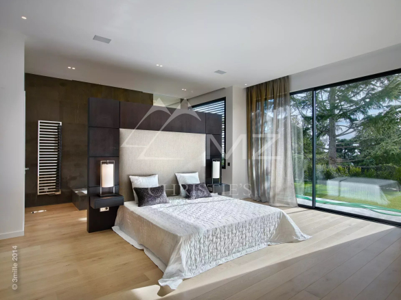 Chambre contemporaine avec vue sur jardin, propriété moderne à Cannes.