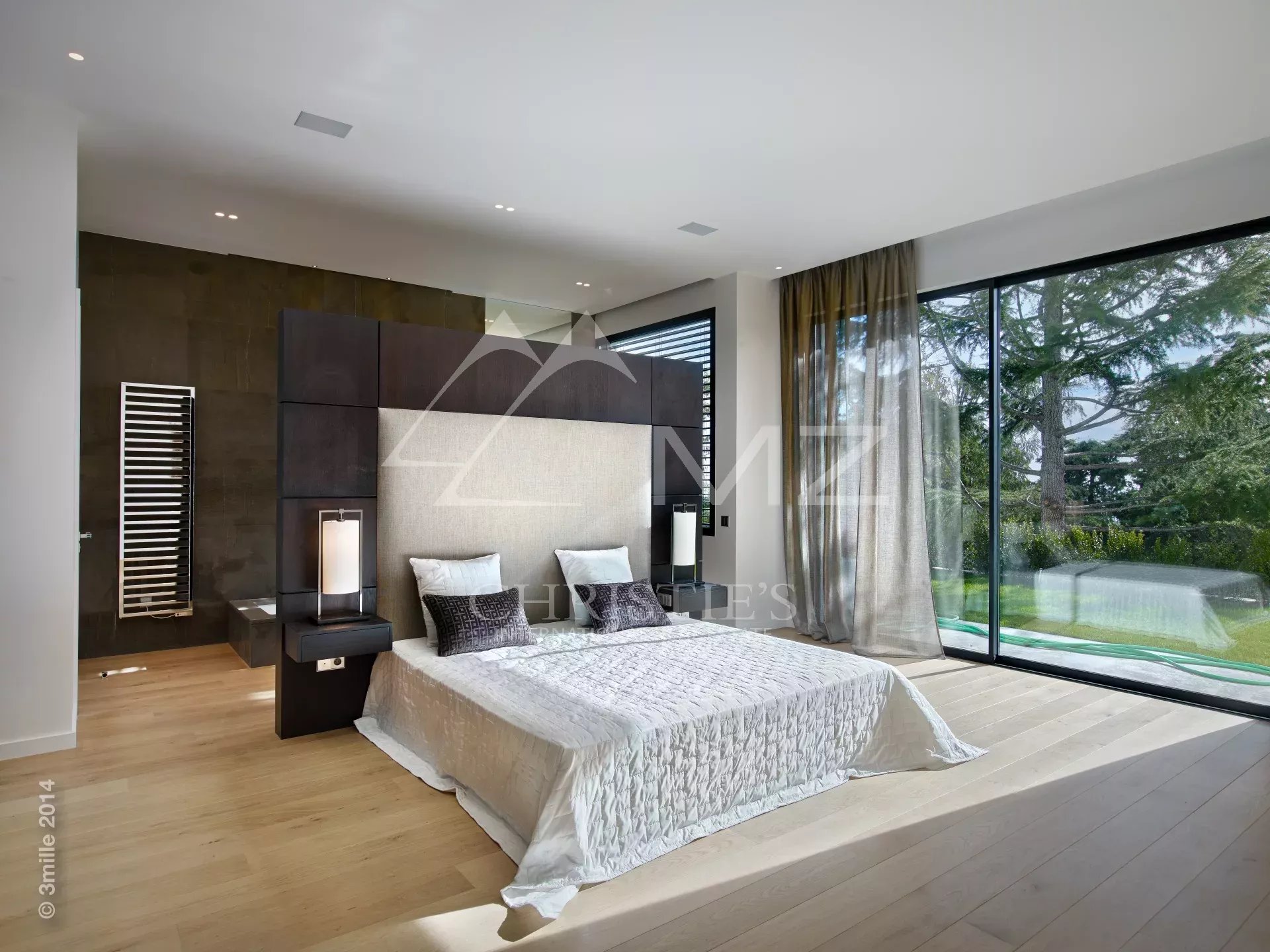 Chambre d’une propriété contemporaine à Cannes Chambre contemporaine avec vue sur jardin, propriété moderne à Cannes.