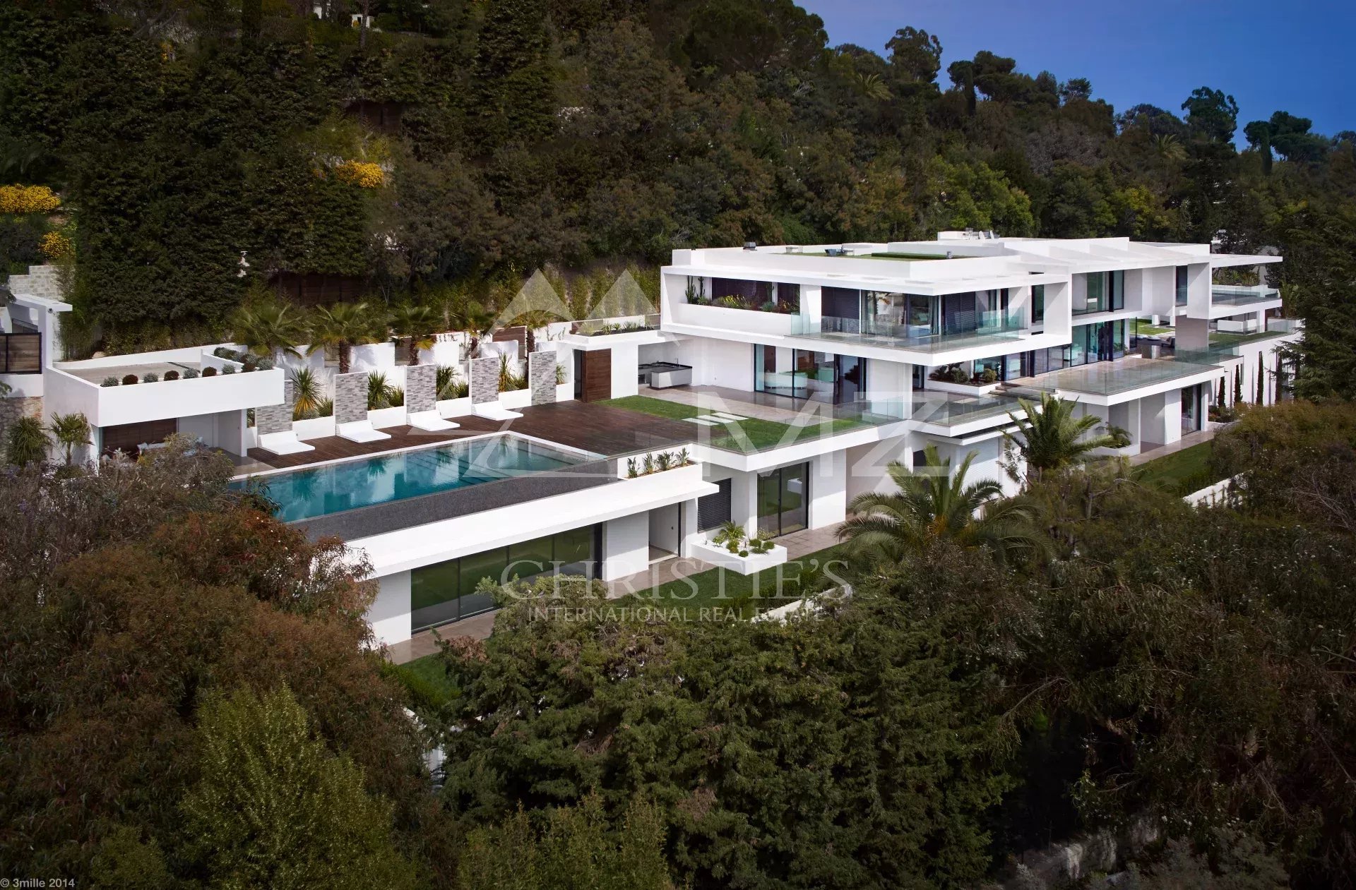 Propriété d’exception à Cannes Propriété contemporaine à Cannes avec piscine et vue sur la baie de Cannes.
