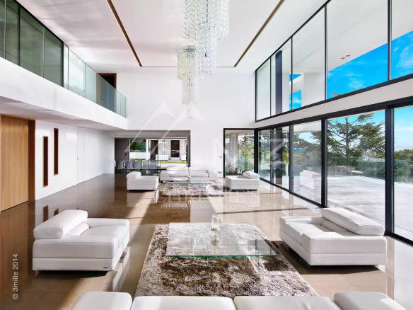 Intérieur d'une propriété contemporaine à Cannes avec un salon spacieux et lumineux.