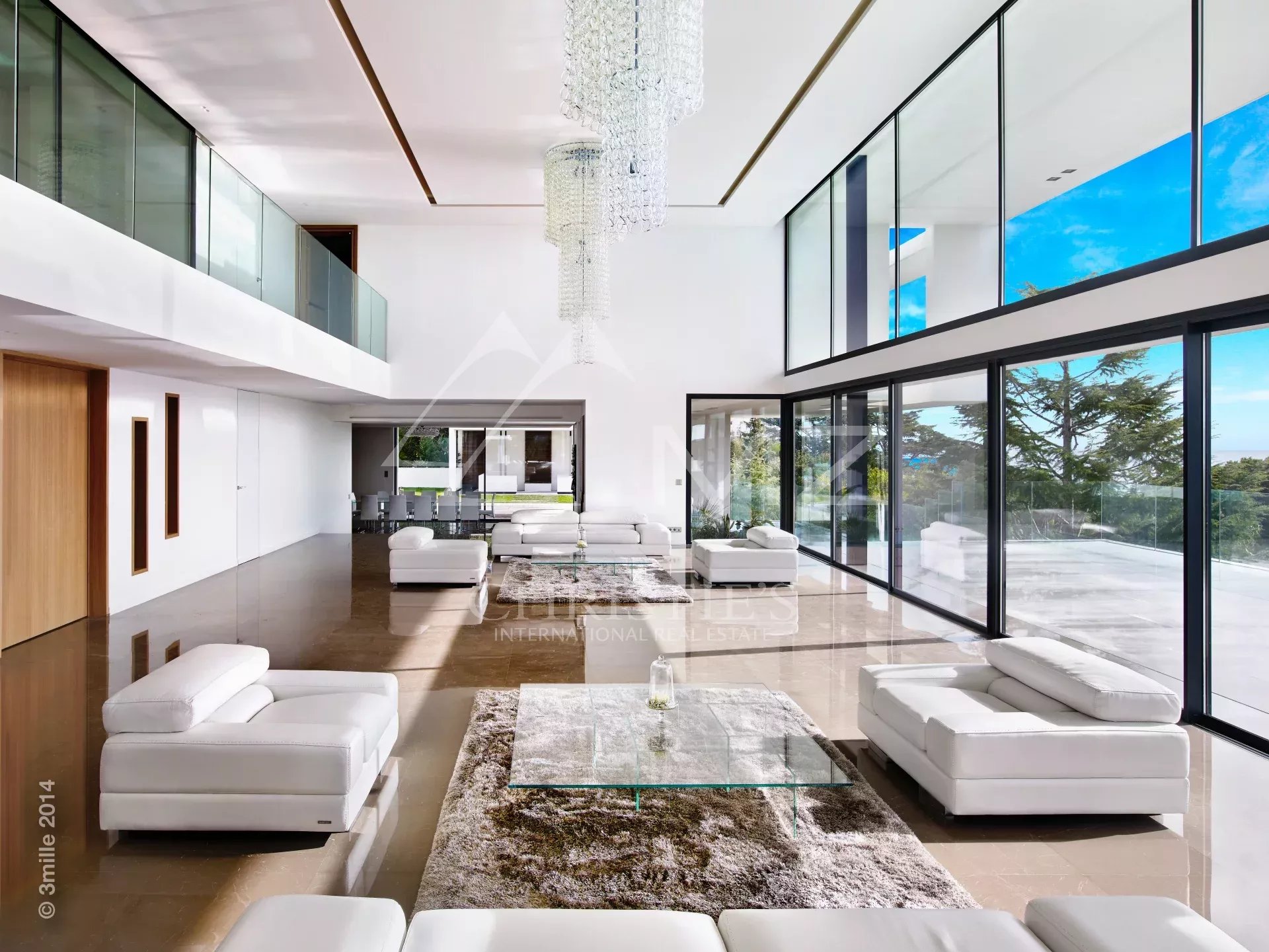 Salon d’une propriété contemporaine à Cannes Intérieur d'une propriété contemporaine à Cannes avec un salon spacieux et lumineux.