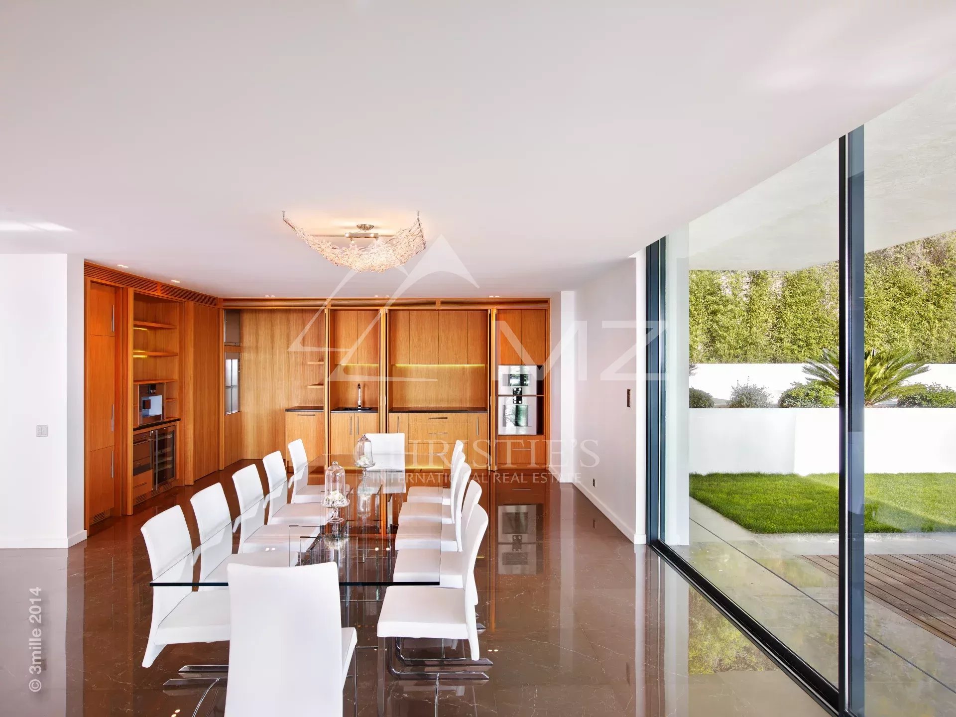 Intérieur d’une propriété contemporaine à Cannes Intérieur d'une propriété contemporaine à Cannes avec salle à manger et cuisine moderne.